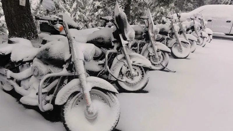 Do jakiej temperatury jeździć motocyklem — bezpieczne progi i praktyczne porady