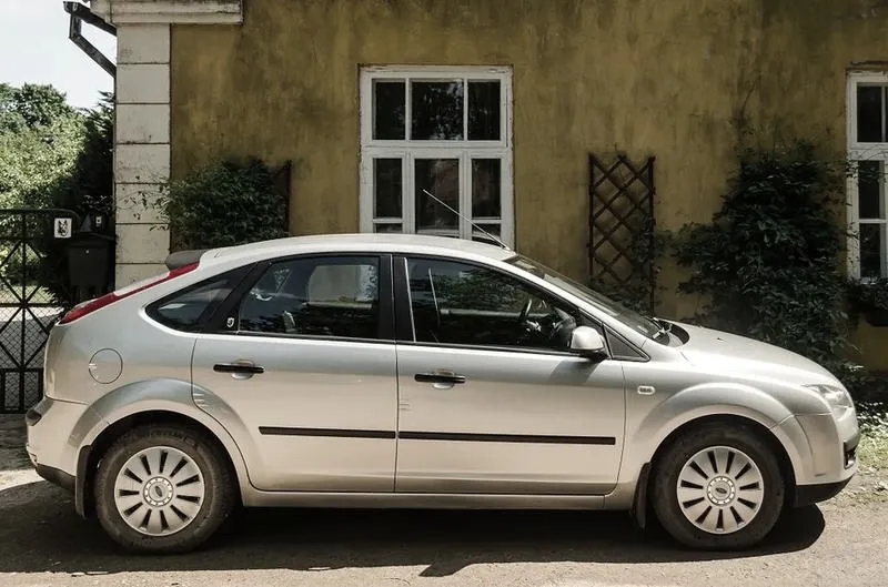 Gdzie znaleźć sterownik silnika w Fordzie Focusie MK2?
