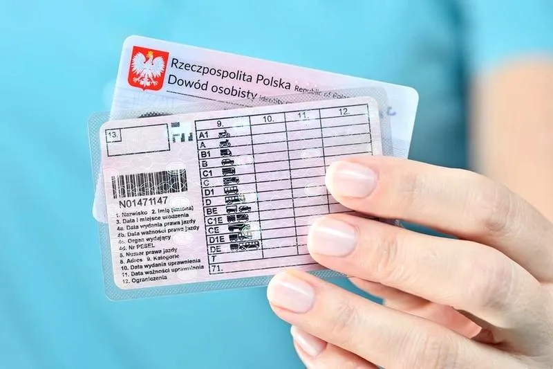 Ile kosztuje plastikowe prawo jazdy? aktualna opłata za wydanie dokumentu
