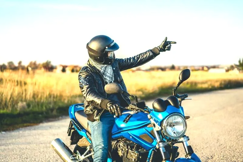 Jak nauczyć się jeździć na motocyklu: praktyczny przewodnik dla początkujących