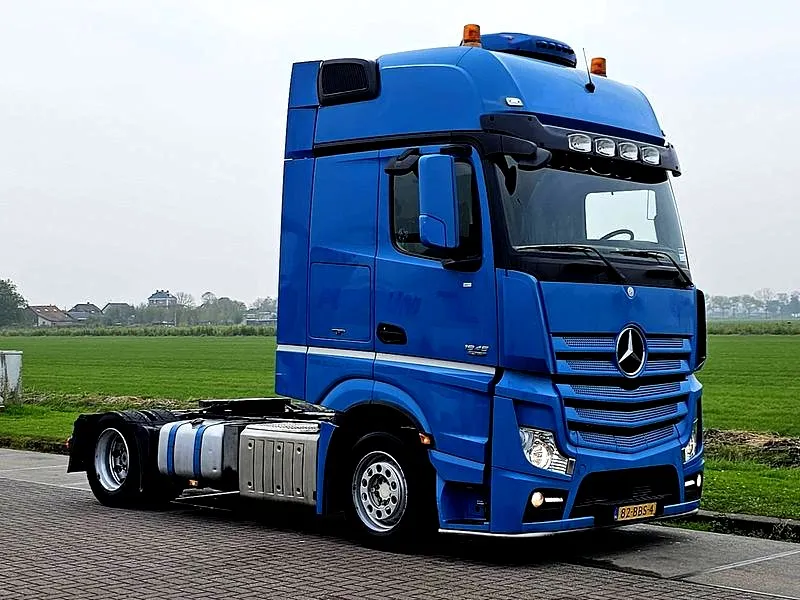 Jak podnieść kabinę w Mercedesie Actros – bezpieczna instrukcja krok po kroku