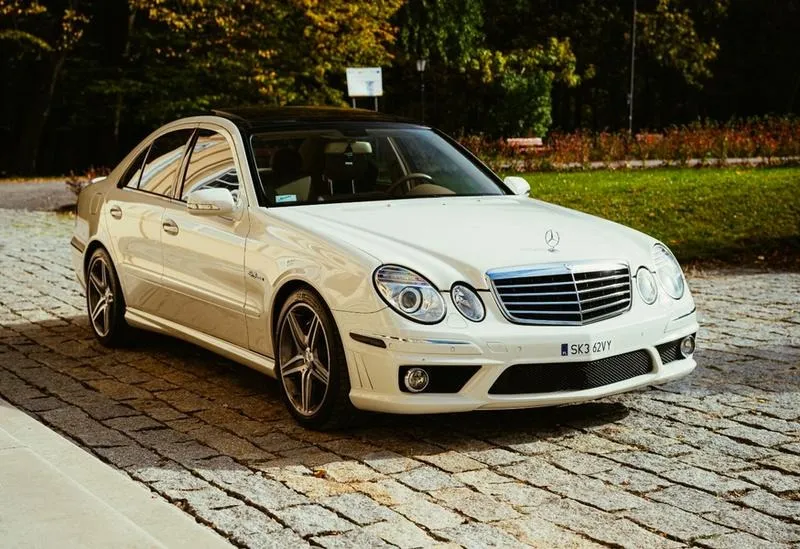 Jaki smartfon idealnie pasuje do Mercedesa W211? Sprawdź nasze rekomendacje!