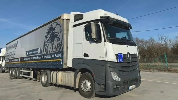 Praktyczne wskazówki, jak zdać prawo jazdy kat C i cieszyć się niezależnością na drodze