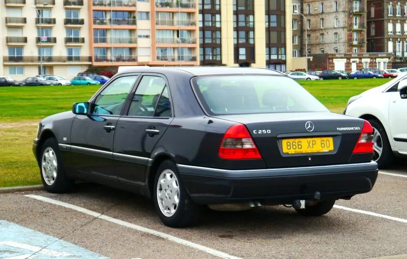 Wymiana akumulatora w Mercedesie